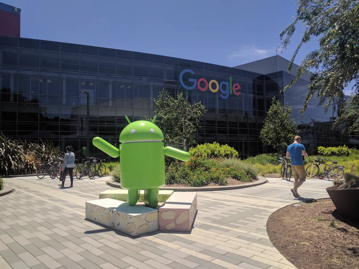Google 总部园区的 Android 雕像