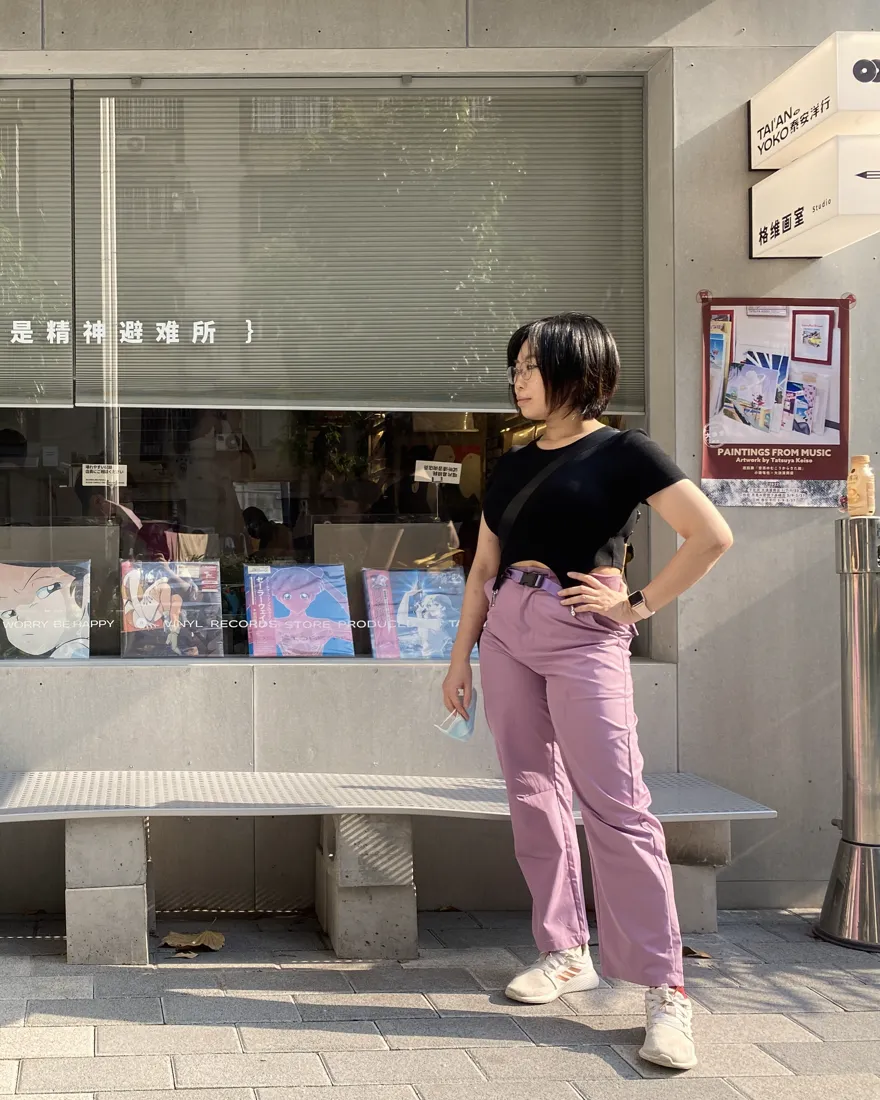 Chishan 站在一家唱片店的橱窗前